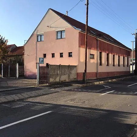 Solyom Szallo Apartmán *